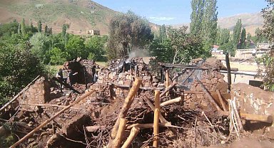 Bitlis'te çıkan yangın korkuya neden oldu