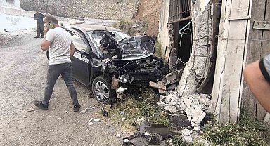 Bitlis'te otomobil duvara çarptı: 2 ölü, 2 yaralı