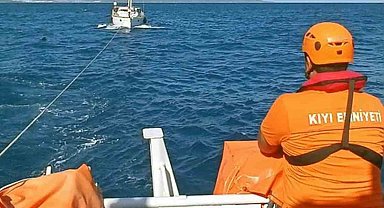 Bodrum açıklarında arızalanan tekneyi KIYEM ekipleri kurtardı