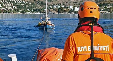 Bodrum'da arızalanan ve içinde 2 kişi bulunan tekne KIYEM ekiplerince kurtarıldı