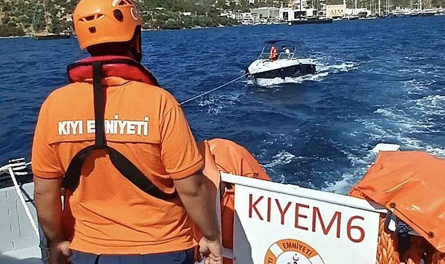 Bodrum'da içinde iki kişi bulunan ve sürüklenen tekne KIYEM ekiplerince kurtarıldı