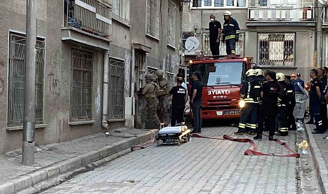 Boğazına bıçak dayadı, evini ateşe verdi