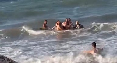 Boğulmak üzere olan genci vatandaşlar kurtardı