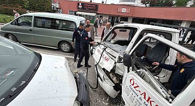Bolu'da kafa kafaya çarpışan kamyonet ile hafif ticari araçtaki 3 kişi yaralandı