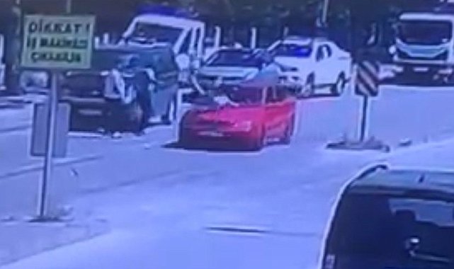 Bolu'da yola aniden çıkan 7 yaşındaki çocuğa otomobil çarptı: O anlar, güvenlik kamerasına yansıdı