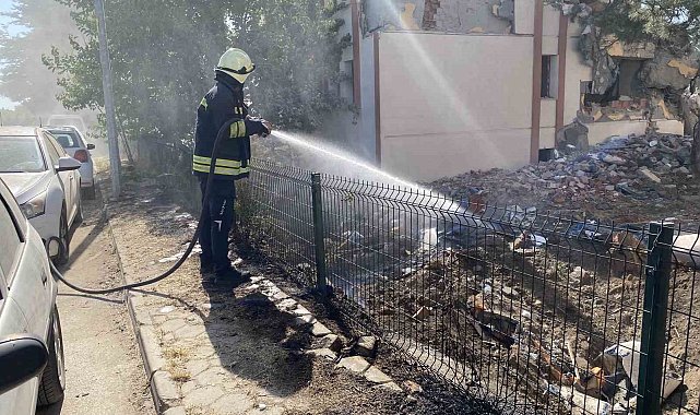 Boş arazide çıkan yangın endişeye neden oldu