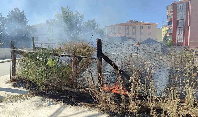 Boş arazide çıkan yangın evlere sıçramadan söndürüldü