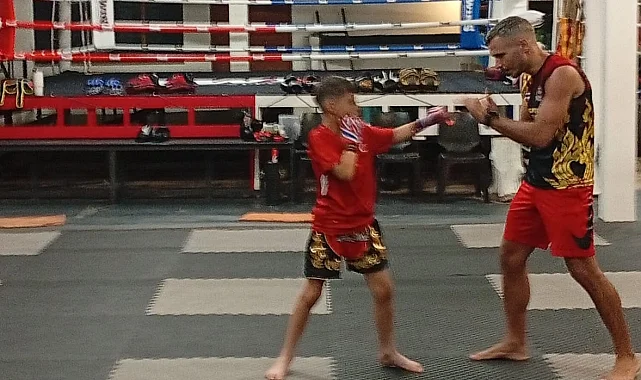 Bostanlısporlu 10 yaşındaki Mert, Tayland'ta ringe çıktı!