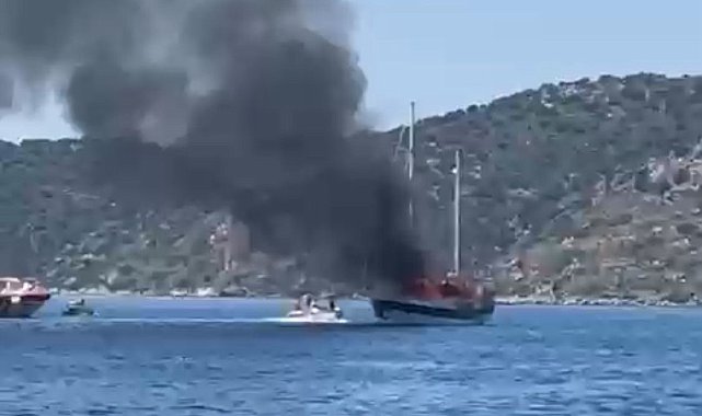 Bozburun'da teknede yangın: Açığa alınan tekne battı