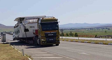 Bozkırda karadan giden yat, görenleri şaşkına çevirdi