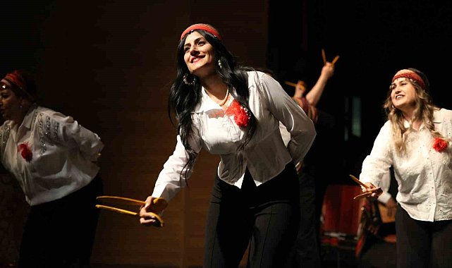 Bu gösteride salon hınca hınç doldu