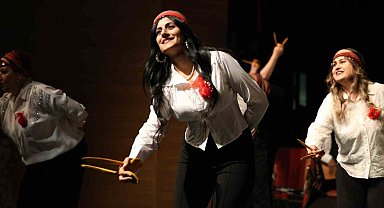 Bu gösteride salon hınca hınç doldu