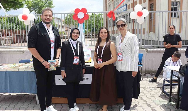 Bu kitabın 100 yazarı var