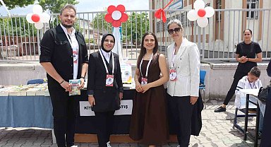 Bu kitabın 100 yazarı var