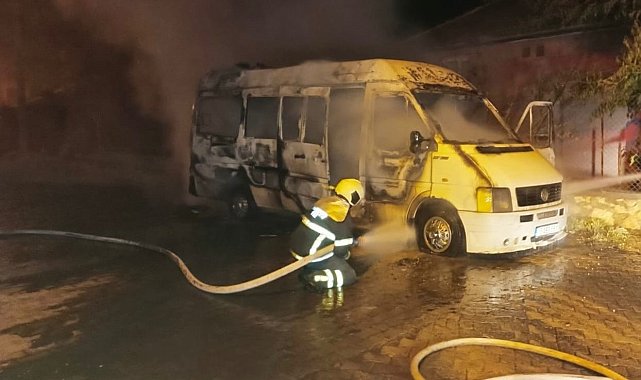 Bucak'ta minibüs alevlere teslim oldu