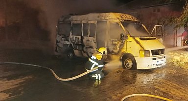 Bucak'ta minibüs alevlere teslim oldu