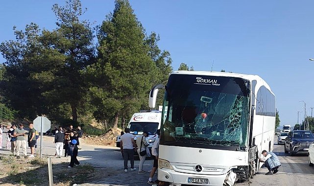Burdur-Antalya yolunda refüje çıkan yolcu otobüsü direğe çarptı: 6 yaralı
