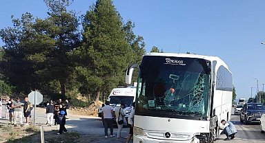 Burdur-Antalya yolunda refüje çıkan yolcu otobüsü direğe çarptı: 6 yaralı