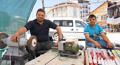 Burdur Gölhisar'da Kurban Bayramı öncesi bıçak bileme ustalarının yoğun mesaisi başladı