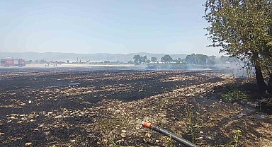 Burdur'da arazide çıkan yangında 10 dönüm anız, saman balyaları ve sulama boruları zarar gördü