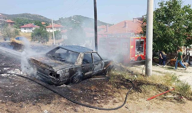 Burdur'da park halindeki otomobil alev alev yandı