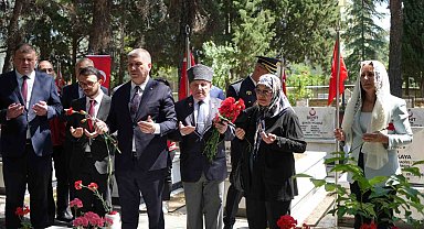 Burdur'da protokol şehitliği ziyaret etti