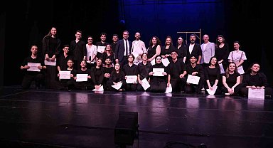 Bursa Devlet Tiyatrosu'nun kursiyerleri sahnede mezun oldu