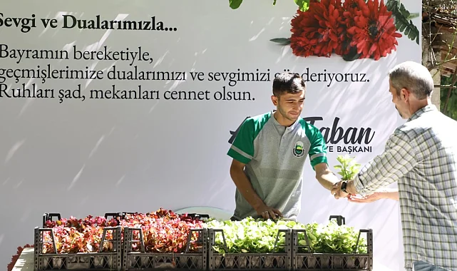 Bursa İnegöl Belediyesi mezarlıklarda 9 bin çiçek dağıttı