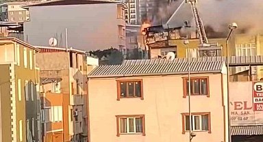 Bursa'da 5 katlı binanın çatı katı alevlere teslim oldu