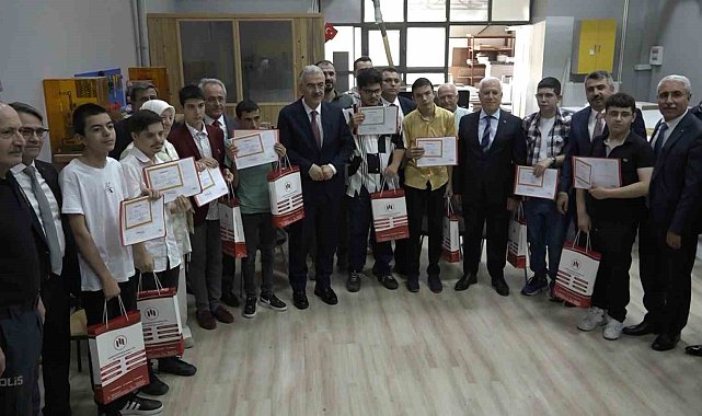 Bursa'da 656 bin 200 öğrenci karne heyecanı yaşadı