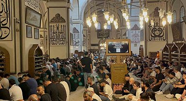 Bursa'da binlerce vatandaş Kurban Bayramı'nda Ulu Cami'ye akın etti