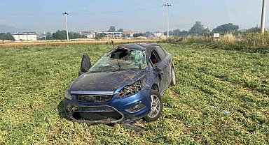 Bursa'da kontrolden çıkan otomobil tarlaya uçtu
