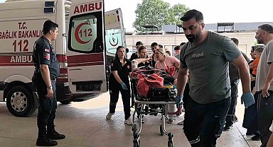 Bursa'da otomobile çarpan motosikletliler ağır yaralandı