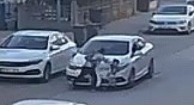 Bursa'da otomobilin çarptığı anne ve oğlu yaralandı