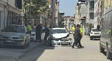 Bursa'da otomobiller çarpıştı: 3 yaralı