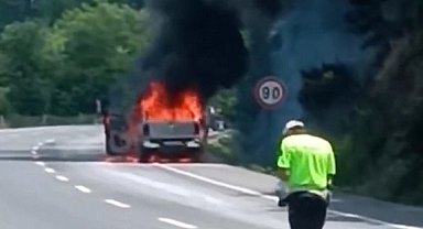 Bursa'da seyir halindeki kamyonet alev alev yandı