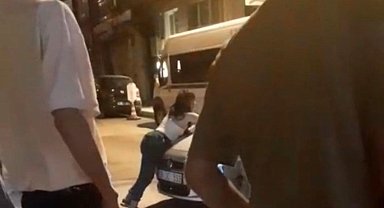 Bursa'da sokak ortasında film gibi olay: Kaputa asılan kadın araçla birlikte sürüklendi