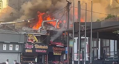 Bursa'da tarihi semtte yangın çıktı, 2 dükkan alevlere teslim oldu