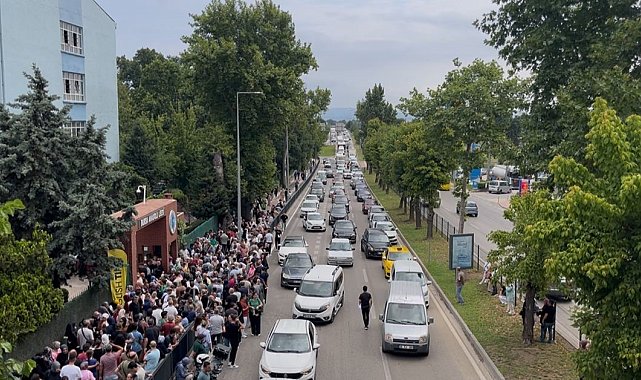Bursa'da YKS öncesi trafik yoğunluğu öğrencilere zor anlar yaşattı
