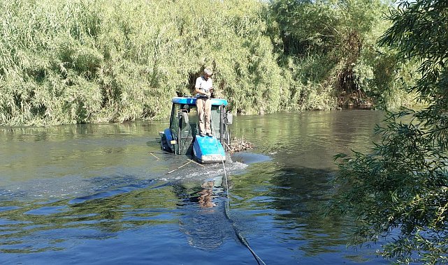 Büyük Menderes'te traktörü ile mahsur kalan çiftçi kurtarıldı