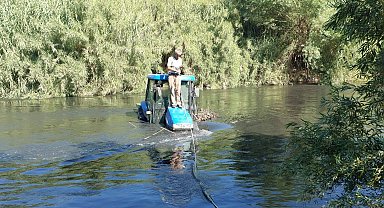 Büyük Menderes'te traktörü ile mahsur kalan çiftçi kurtarıldı