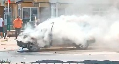 Büyükçekmece'de park halindeki otomobil kendiliğinden alev aldı