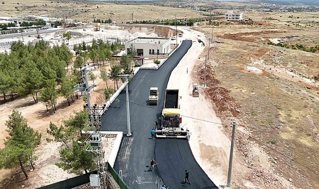 Büyükşehir Belediyesi, Midyat'ta asfalt çalışmalarını sürdürüyor