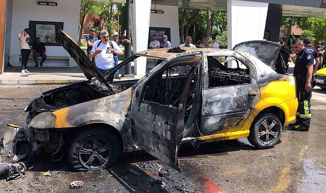 Çakmağı çakmasıyla ticari taksi alev topuna döndü, sürücü canını zor kurtardı