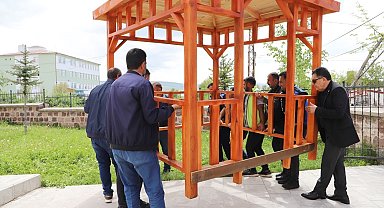 Camiye Belediye tarafından kamelya kondu