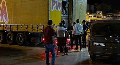 Çanakkale'de kaçak göçmenler brandasını yırtıp girdikleri tırın dorsesinde yakalandı