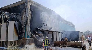 Çanakkale'de plastik cam fabrikasında çıkan yangın söndürüldü, 1 çalışan yaralandı