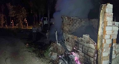 Çankırı'da kavak ağaçları ve baraka alevlere teslim oldu