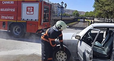Çankırı'da seyir halindeki otomobil alev aldı