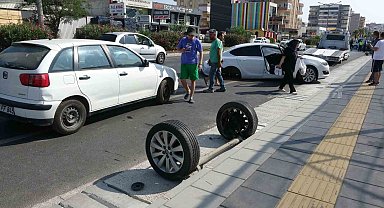 Çarpışan otomobillerden biri ters döndü, diğerinin iki tekeri gövdeden ayrıldı